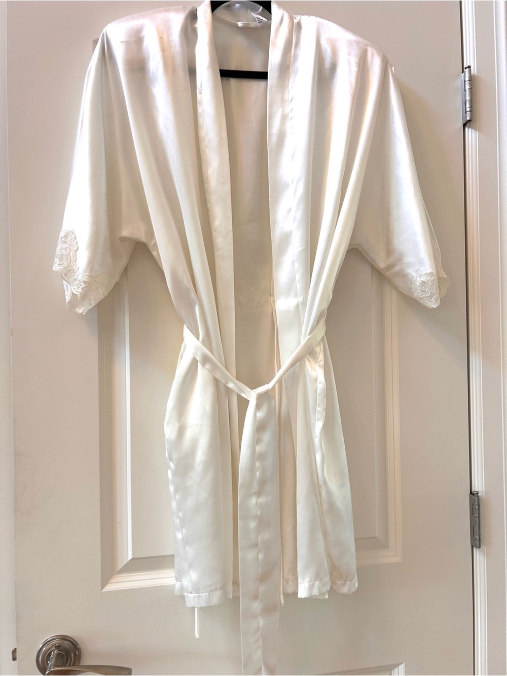 Frederick’s of Hollywood white lace dressing gown bathrobe. Bridal. Silky. EUC.